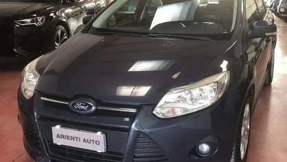 Begagnad Ford Focus 120 HK (88 kW) 2012 Grå Sedan