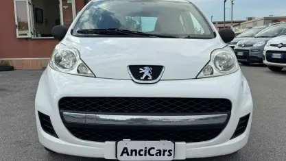 Usata Peugeot 107 Access 68 CV (50 kW) 2011 Bianco Utilitaria