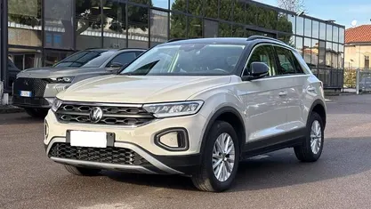 Usata VW T-Roc Life 110 CV (80 kW) 2024 Beige SUV