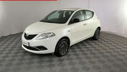 Usata Lancia Ypsilon Gold 70 CV (51 kW) 2016 Bianco Utilitaria