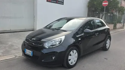Usata Kia Rio 75 CV (55 kW) 2014 Nero Berlina