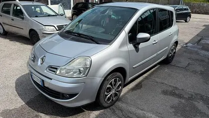Usata Renault Modus 100 CV (73 kW) 2011 Argento Monovolume