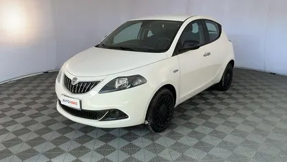 Usata Lancia Ypsilon Silver 69 CV (50 kW) 2022 Bianco Utilitaria