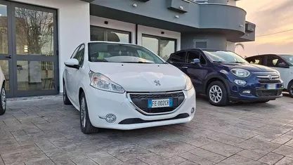 Bianco Usata 2015 Peugeot 208 Due volumi | 6500 € (Buon prezzo)