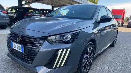 Usata Peugeot 208 Allure 101 CV (74 kW) 2025 Grigio Utilitaria