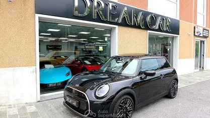 Nero metallizzato Usata 2024 Mini Cooper S Favoured Utilitaria | 31.990 € (Buon prezzo)