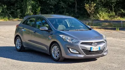 Usata Hyundai i30 Comfort 110 CV (80 kW) 2012 Grigio Berlina
