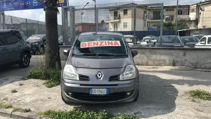 Usata Renault Modus Dynamique 75 CV (55 kW) 2011 Grigio Monovolume