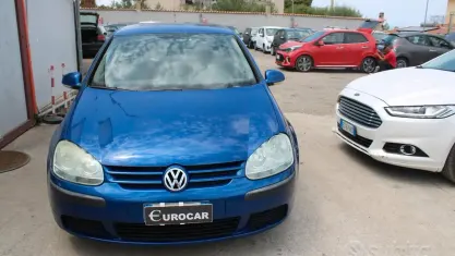Usata VW Golf IV Trendline 105 CV (77 kW) 2005 Blu Berlina