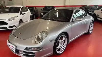Begagnad Porsche 911 Carrera S 355 HK (261 kW) 2005 Grå Sportkupé