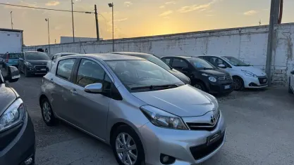 Usata Toyota Yaris 90 CV (66 kW) 2013 Grigio Utilitaria