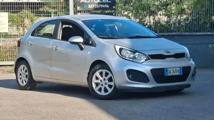 Usata Kia Rio Active 75 CV (55 kW) 2014 Grigio Berlina