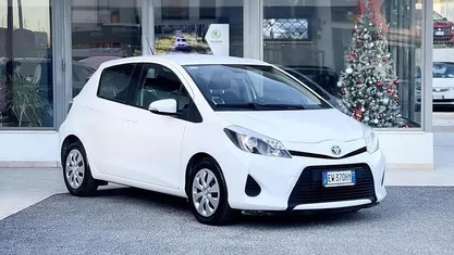 Usata 2014 Toyota Yaris Hybrid Tre volumi | 8900 € (Buon prezzo)