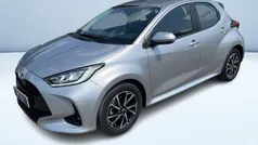Argento metallizzato Usata 2022 Toyota Yaris Hybrid Trend Tre volumi | 18.000 € (Buon prezzo)