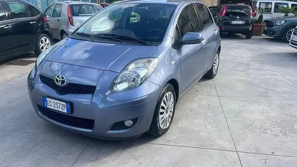 Usata Toyota Yaris 101 CV (74 kW) 2010 Gray Berlina