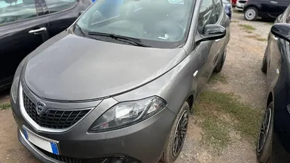 Usata Lancia Ypsilon Gold 70 CV (51 kW) 2023 Grigio Utilitaria
