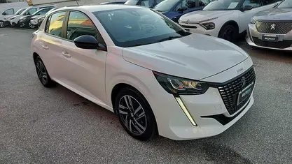 Bianco Usata 2023 Peugeot 208 Active Due volumi | 13.950 € (Buon prezzo)