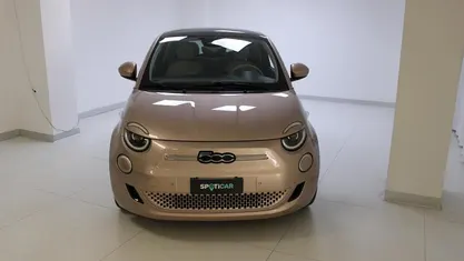 Begagnad Fiat 500e 42 kW (58 HK) 2025 Röd Halvkombi