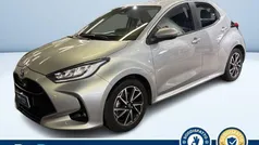 Argento metallizzato Usata 2022 Toyota Yaris Hybrid Trend Tre volumi | 18.000 € (Buon prezzo)