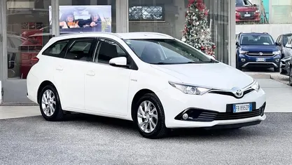 Bianco Usata 2015 Toyota Auris Hybrid Tre volumi | 6400 € (Buon prezzo)