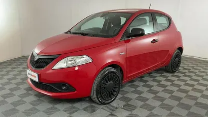 Begagnad Lancia Ypsilon Silver 70 HK (51 kW) 2020 Röd