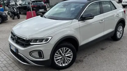Usata VW T-Roc Life 110 CV (80 kW) 2024 Beige SUV