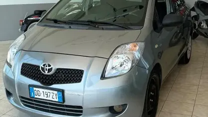 Usata Toyota Yaris Sol 90 CV (66 kW) 2007 Grigio Utilitaria