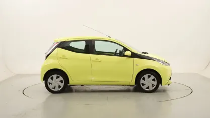 Usata Toyota Aygo Cool 69 CV (50 kW) 2017 Giallo/orogiallo/oro Utilitaria