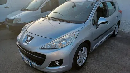 Argento Usata 2011 Peugeot 207 S Tre volumi | 3900 € (Buon prezzo)