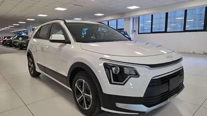 Nuova Kia Niro 2025 Clear white SUV