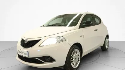 Usata Lancia Ypsilon Gold 95 CV (69 kW) 2017 Bianco Utilitaria