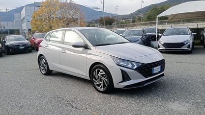 Neu Hyundai i20 90 PS (66 kW) 2025 Grau Limousine