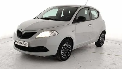 Usata Lancia Ypsilon Gold 69 CV (50 kW) 2019 Bianco Utilitaria