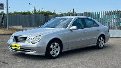 Usata Mercedes E220 150 CV (110 kW) 2003 Grigio Berlina