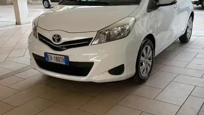Usata Toyota Yaris Lounge 69 CV (50 kW) 2013 Bianco Utilitaria