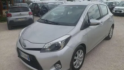 Usata Toyota Yaris Hybrid Lounge 75 CV (55 kW) 2013 Argento Berlina