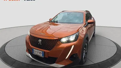 Usata Peugeot e-2008 Allure 100 kW (136 CV) 2021 Orange fusion SUV