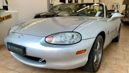 Usata Mazda MX5 110 CV (80 kW) 1999 Argento Cabrio
