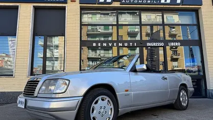 Usata Mercedes E200 137 CV (100 kW) 1994 Argento Cabrio