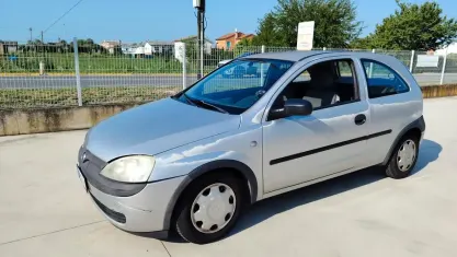 Usata Opel Corsa 58 CV (42 kW) 2000 Argento Utilitaria