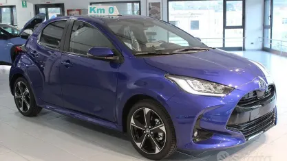 Nuova Toyota Yaris Hybrid Lounge 129 CV (94 kW) 2025 Bluazzurro Berlina