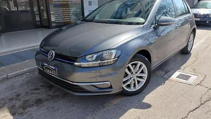 Begagnad VW Golf VII Business 131 HK (96 kW) 2019 Grå Sedan
