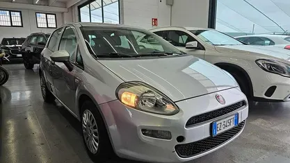 Argento Usata 2015 Fiat Punto Lounge Tre volumi | 3900 € (Buon prezzo)