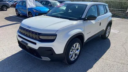Ny Jeep Avenger Altitude 101 HK (74 kW) 2025 Hvid SUV