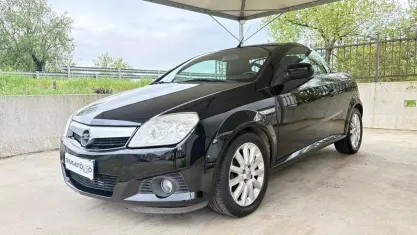 Usata Opel Tigra 90 CV (66 kW) 2005 Nero Cabrio