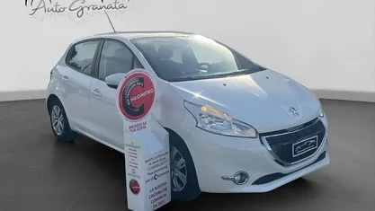 Usata Peugeot 208 Active 68 CV (50 kW) 2014 Bianco Utilitaria