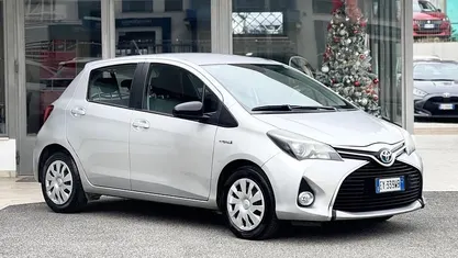 Usata 2015 Toyota Yaris Hybrid Tre volumi | 9900 € (Buon prezzo)