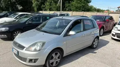 Usata Ford Fiesta 75 CV (55 kW) 2008 Grigio Utilitaria