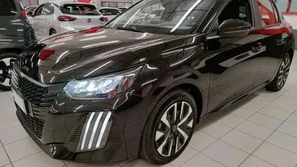Usata Peugeot 208 Style 102 CV (75 kW) 2025 Nero Utilitaria
