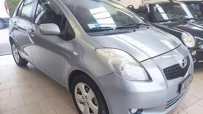 Grigio Usata 2007 Toyota Yaris Sol Tre volumi | 3300 € (Buon prezzo)